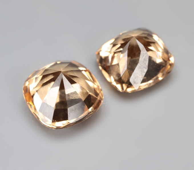 Крупная пара гессонитов гранатов 4,81 карата