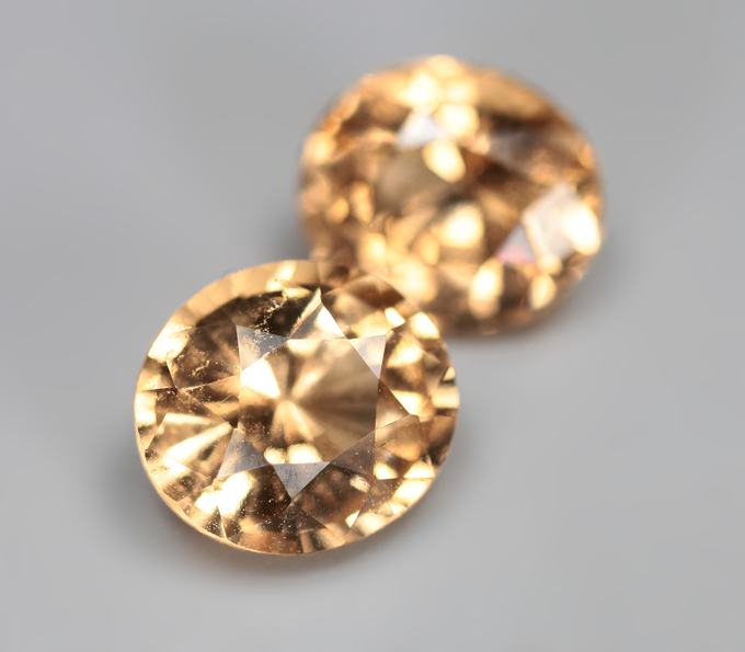 Пара гессонитов гранатов 3,55 карата