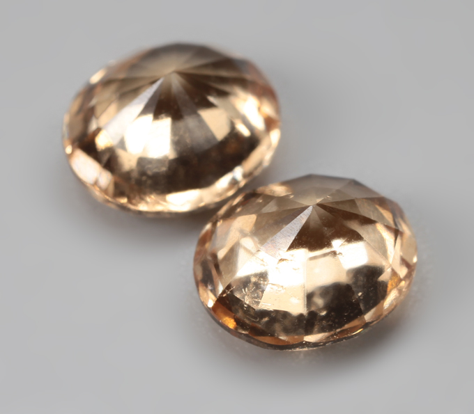 Пара гессонитов гранатов 3,55 карата