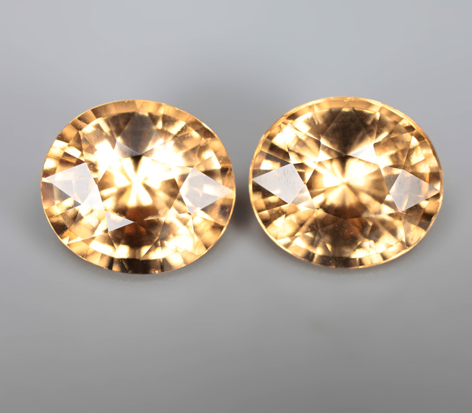 Крупная пара гессонитов 5,62 карата