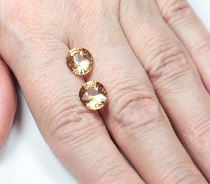 Крупная пара гессонитов 5,62 карата