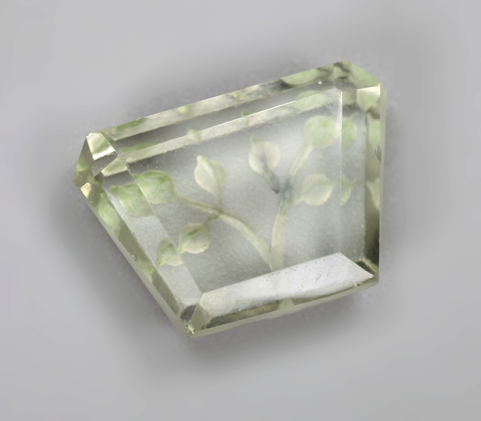 Резной зеленый аметист 7,47 карата