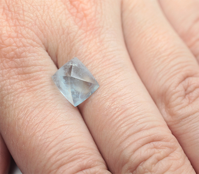 Забайкальский аквамарин огранки «сахарная голова» 4,09 карата