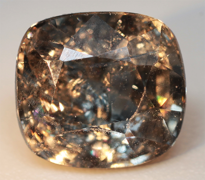 Зеленовато-синяя шпинель со сменой цвета 1,77 карата