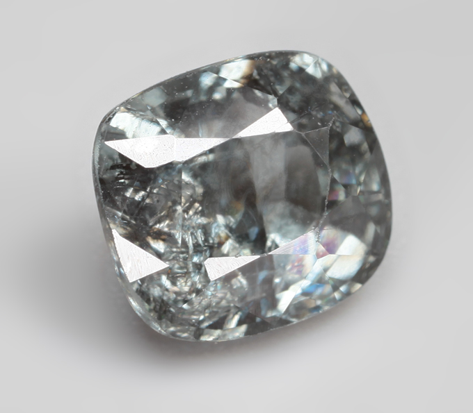 Зеленовато-синяя шпинель со сменой цвета 1,77 карата