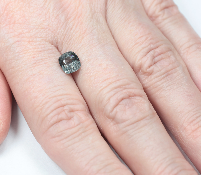 Зеленовато-синяя шпинель со сменой цвета 1,77 карата