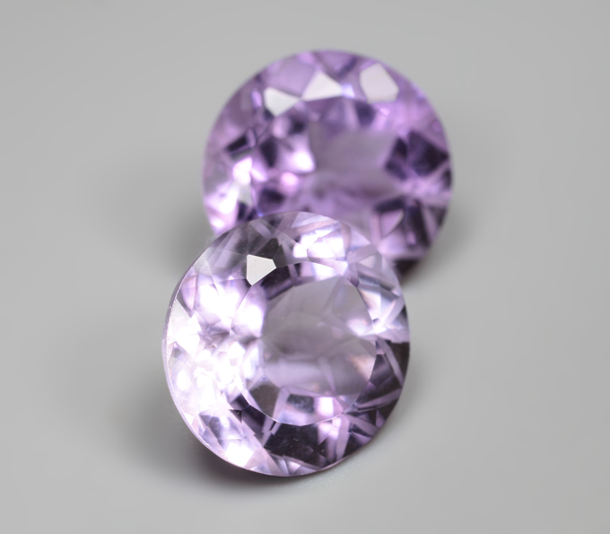 Пара чистейших аметистов авторской огранки 11,42 карата