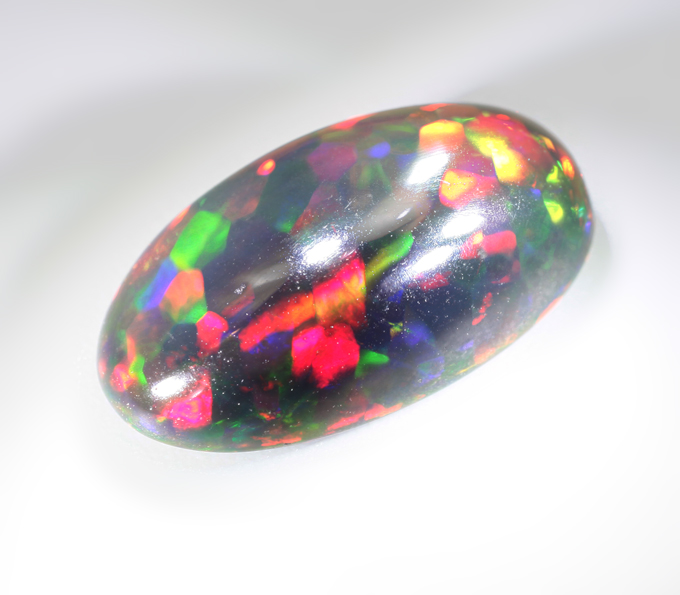 Потрясающей красоты опал в цветах "Арлекин" 3,13 карата