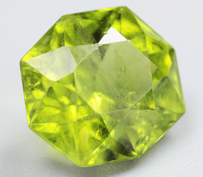 Перидот эффектной огранки 7,01 карата