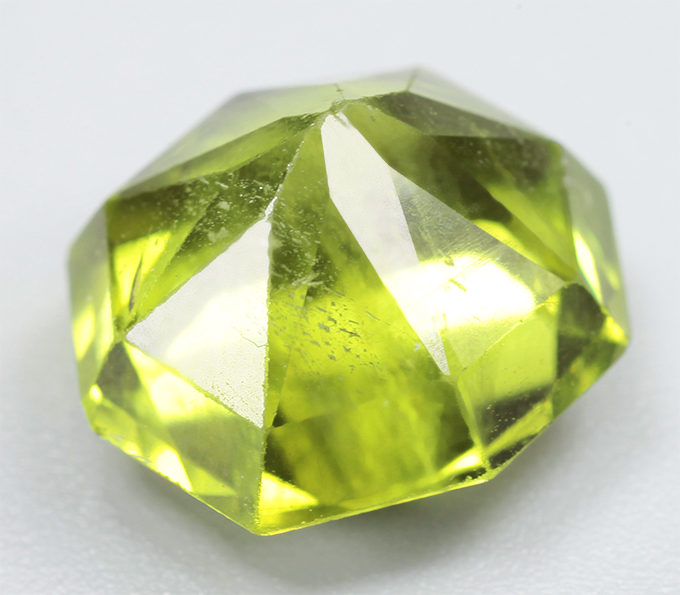 Перидот эффектной огранки 7,01 карата