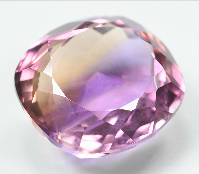 Чистейший крупный аметрин 12,11 карата
