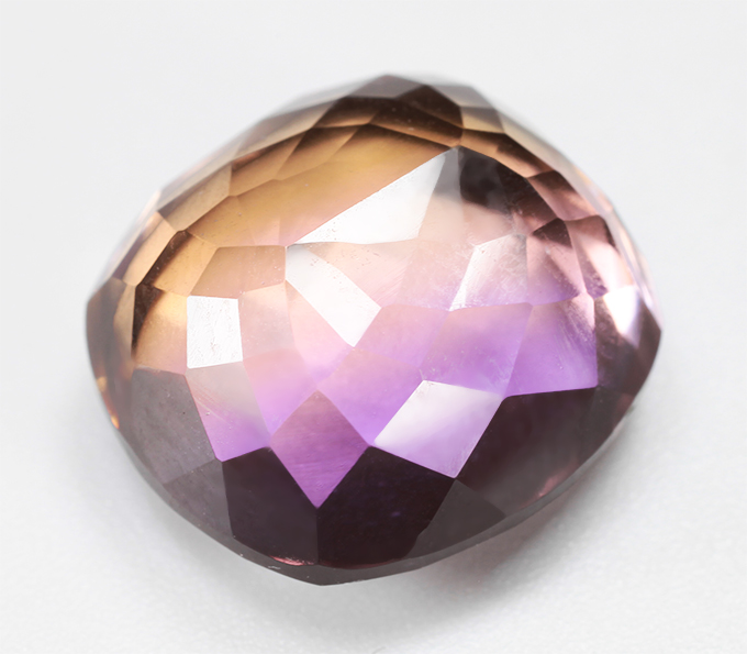 Чистейший крупный аметрин 12,11 карата