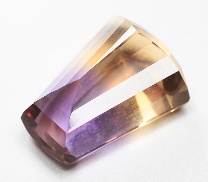 Чистейший крупный контрастный аметрин 19,01 карата
