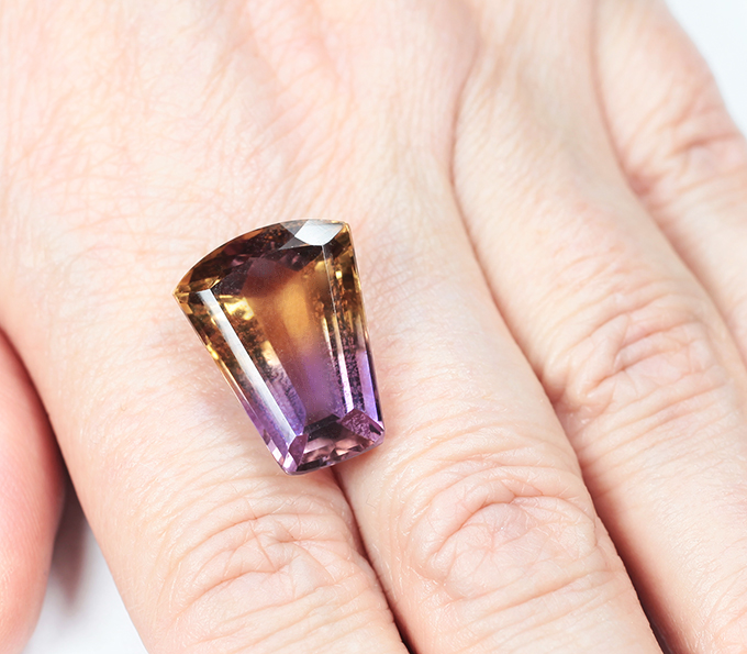 Чистейший крупный контрастный аметрин 19,01 карата