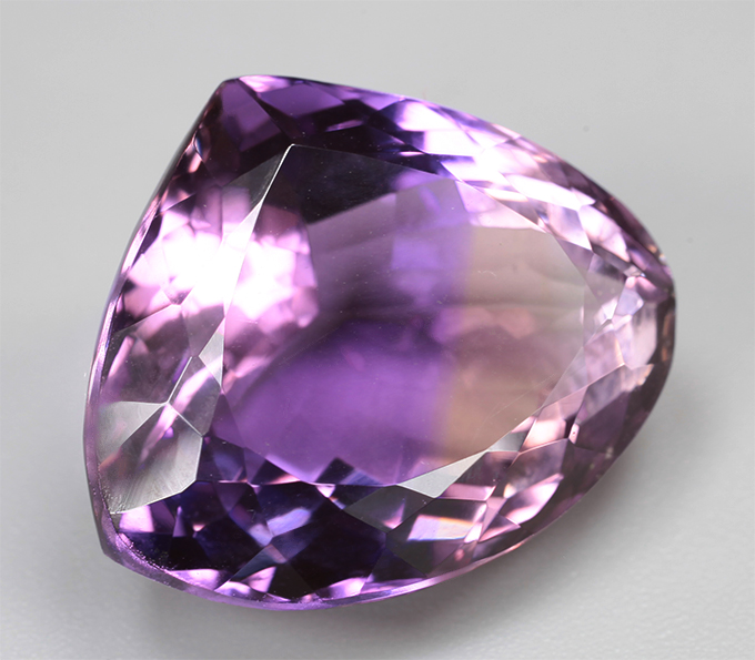 Чистейший крупный аметрин 18,18 карата