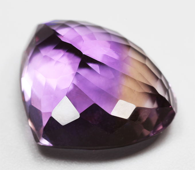 Чистейший крупный аметрин 18,18 карата