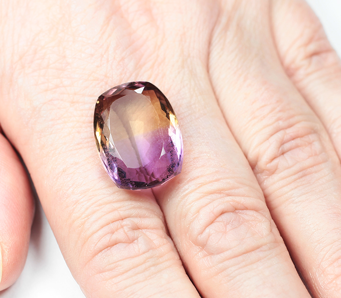 Чистейший крупный контрастный аметрин 20,89 карата