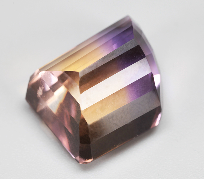 Чистейший крупный контрастный аметрин 16,27 карата