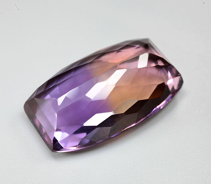 Чистейший крупный контрастный аметрин 23,08 карата