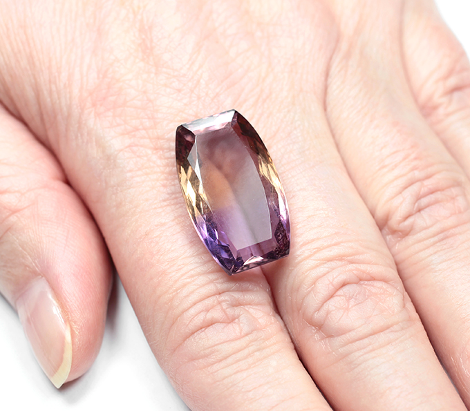 Чистейший крупный контрастный аметрин 23,08 карата