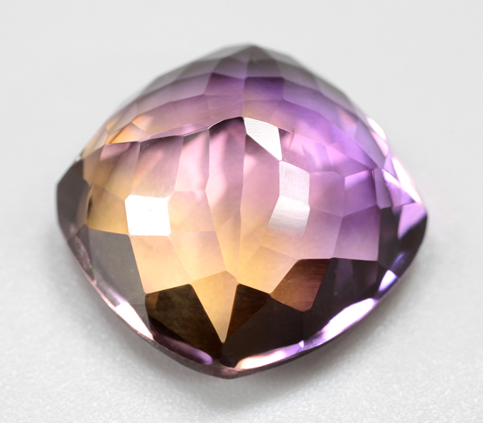 Чистейший крупный контрастный аметрин 11,49 карата