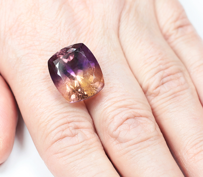 Чистейший крупный контрастный аметрин 21,41 карата