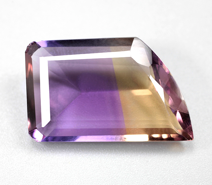 Крупный контрастный аметрин 13,23 карата