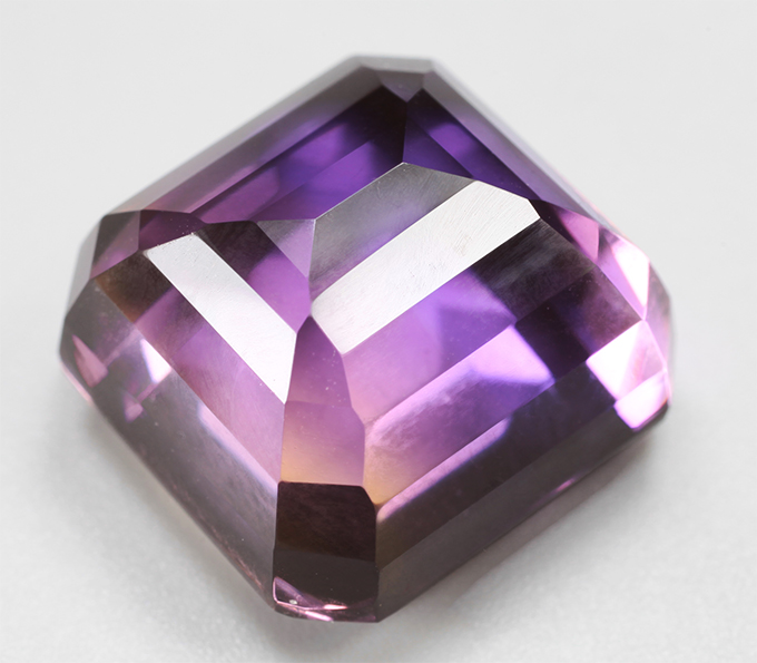 Крупный! Чистейший контрастный аметрин 33,11 карата