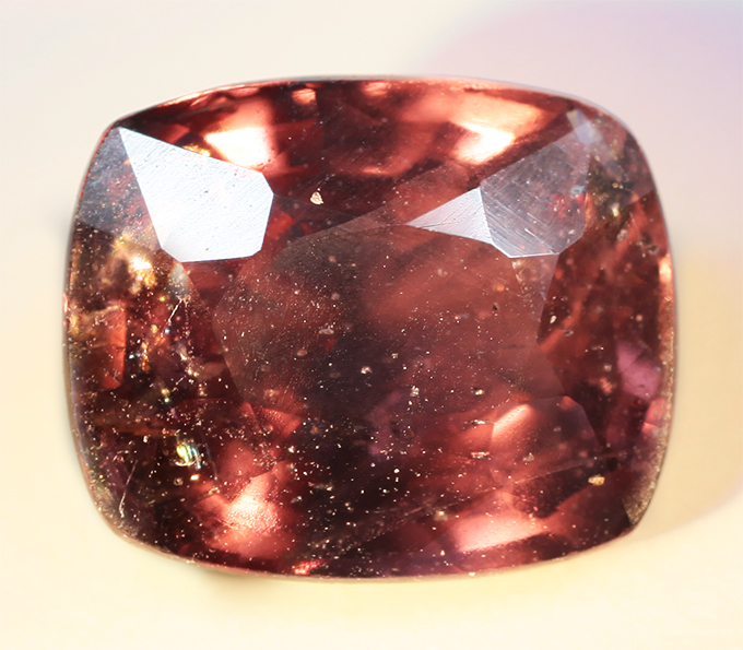 Насыщенно-пурпурная шпинель со сменой цвета 1,41 карата