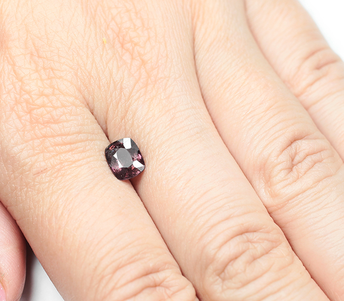 Насыщенно-пурпурная шпинель со сменой цвета 1,41 карата