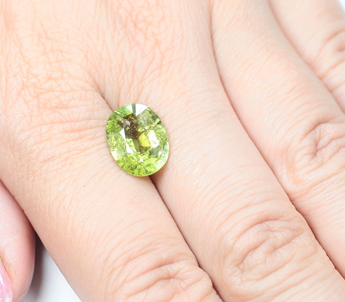 Ярко-неоновый желтовато-зеленый турмалин 4,54 карата