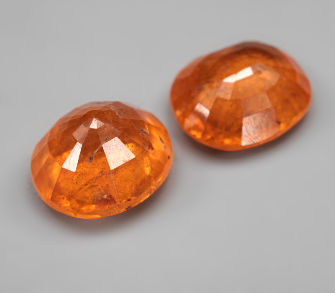Крупная пара спессартинов гранатов цвета «фанта» 6,08 карата