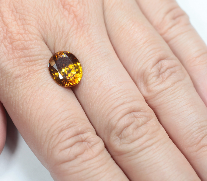 Яркий крупный сфалерит высокой дисперсии 7,09 карата