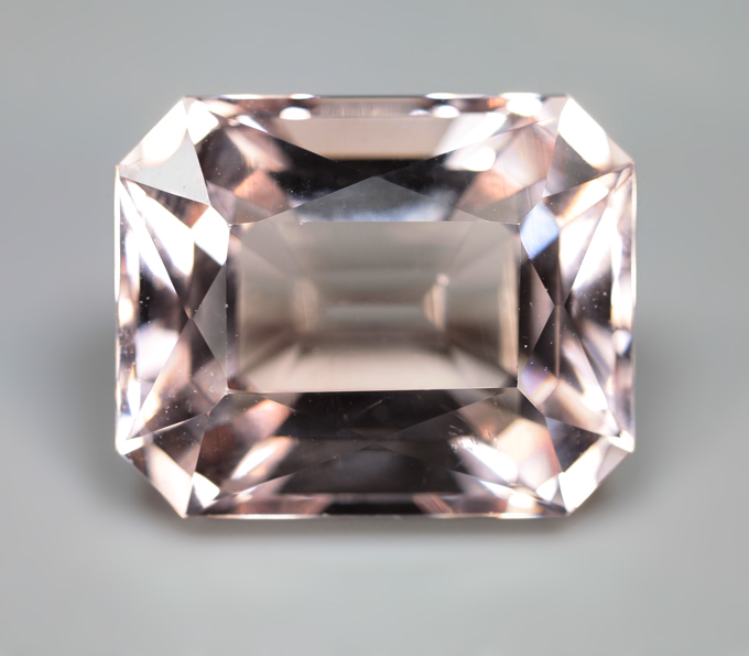 Чистейший крупный морганит 18,71 карата