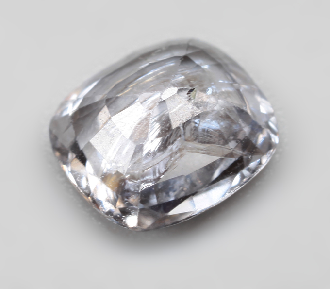 Платиновая шпинель со сменой цвета 1,84 карата