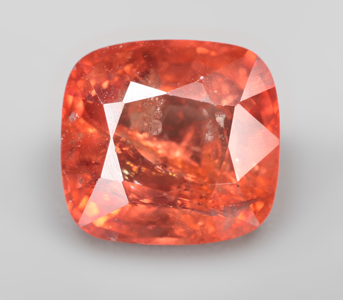 Яркая красновато-оранжевая шпинель 1,83 карата