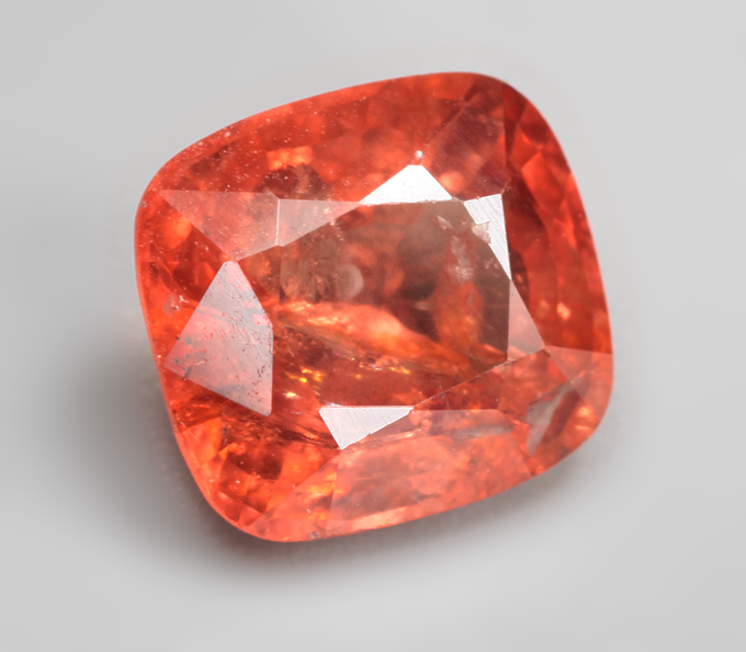 Яркая красновато-оранжевая шпинель 1,83 карата