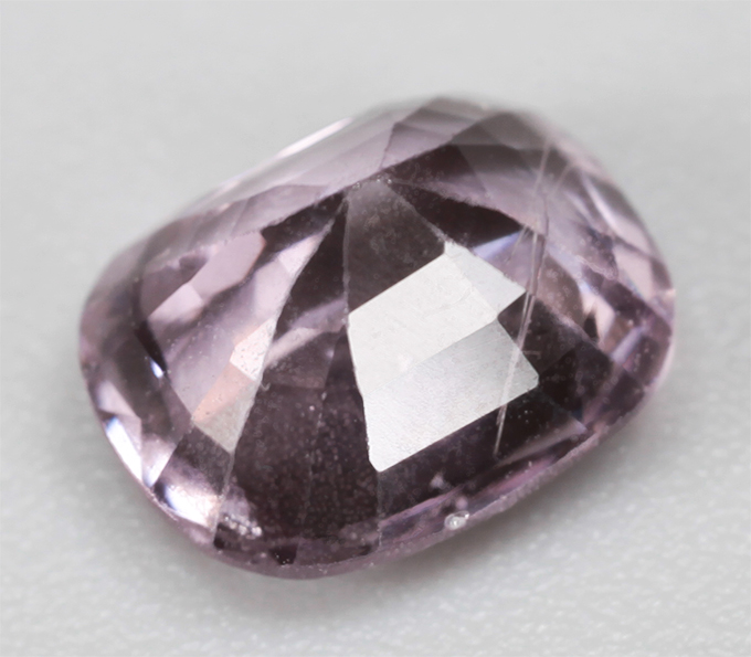 Розовато-пурпурная шпинель высокой чистоты 1,06 карата