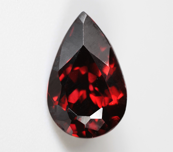 Чистейший насыщенный оранжево-красный циркон 2,54 карата