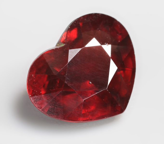 Пироп гранат огранки "сердце" 2,91 карата