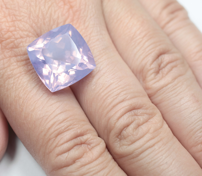 Чистейший крупный лавандовый аметист 20,52 карата