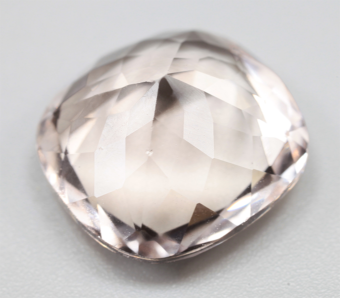 Крупный морганит высокой чистоты 7,67 карата