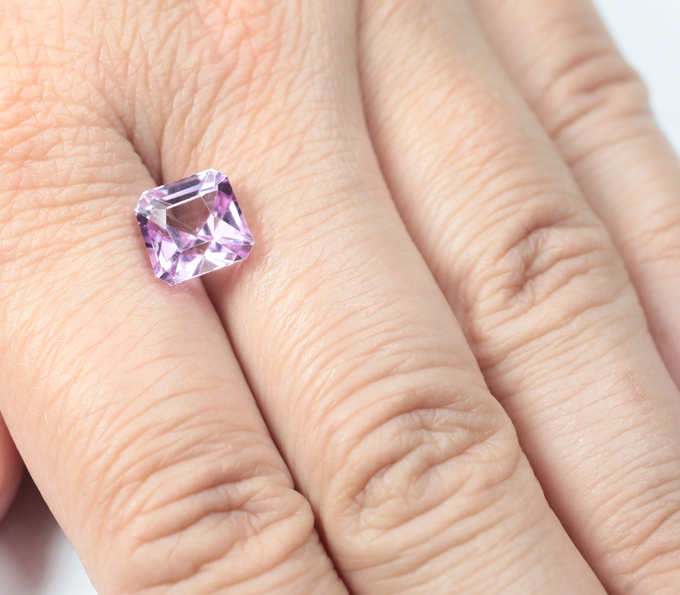 Кунцит высокой чистоты 4,37 карата