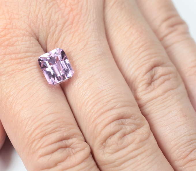 Кунцит высокой чистоты 5,76 карата