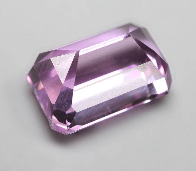 Чистейший кунцит 6,21 карата