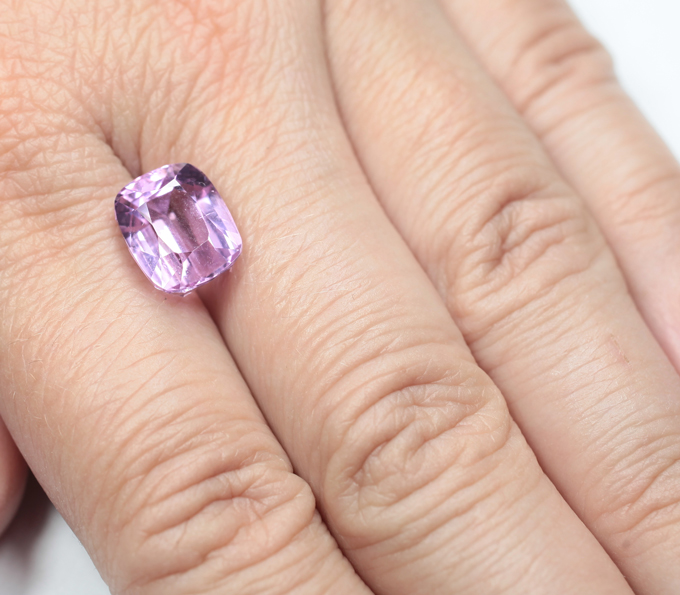 Кунцит высокой чистоты 6,84 карата