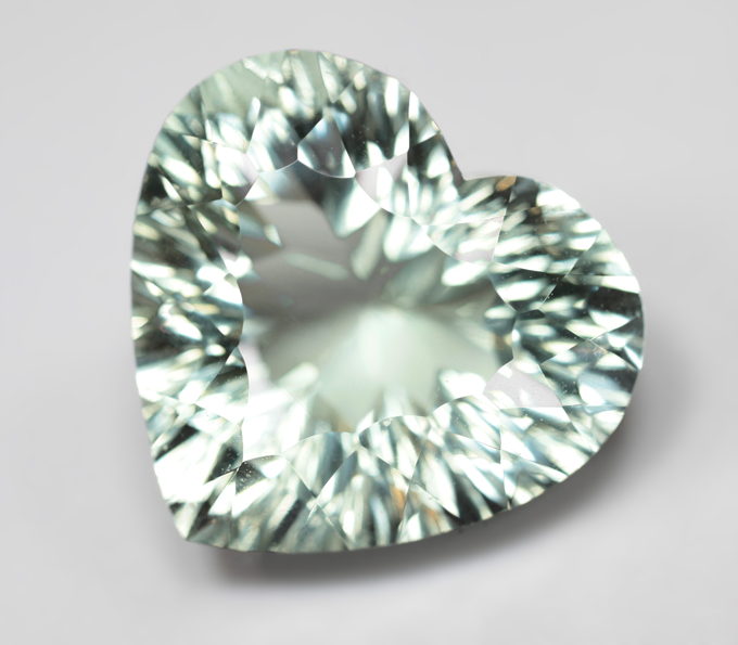 Чистейший крупный зеленый аметист лазерной огранки 22,96 карата