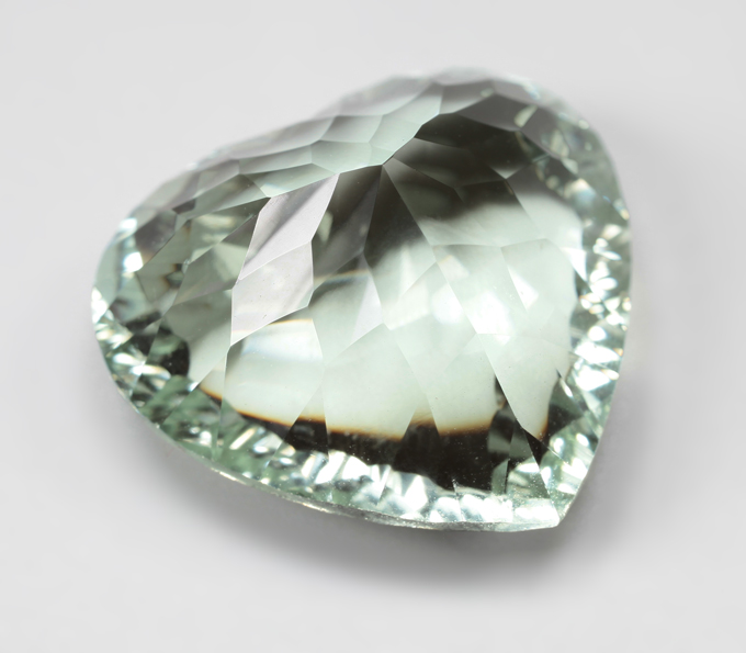 Чистейший крупный зеленый аметист лазерной огранки 22,96 карата