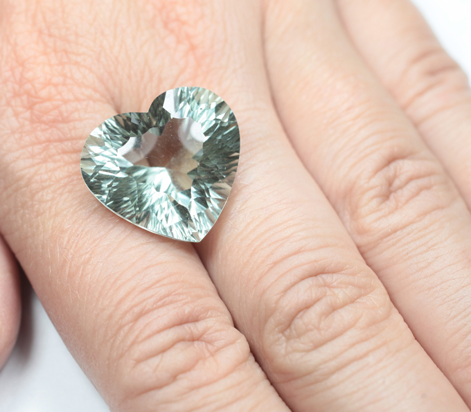 Чистейший крупный зеленый аметист лазерной огранки 22,96 карата