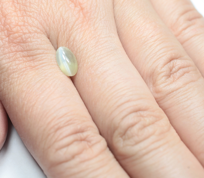 Хризоберилл с эффектом кошачьего глаза 1,08 карата